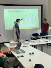 RAGUsaHackatonPrezentacijaNagrada(1)